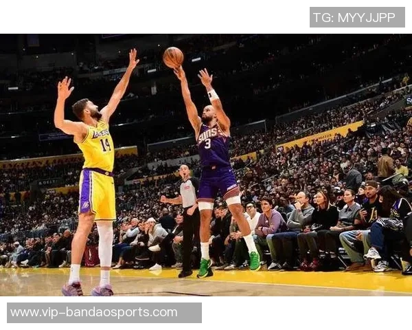 狄龙三分球表现出色半场15分3篮板助力球队争胜