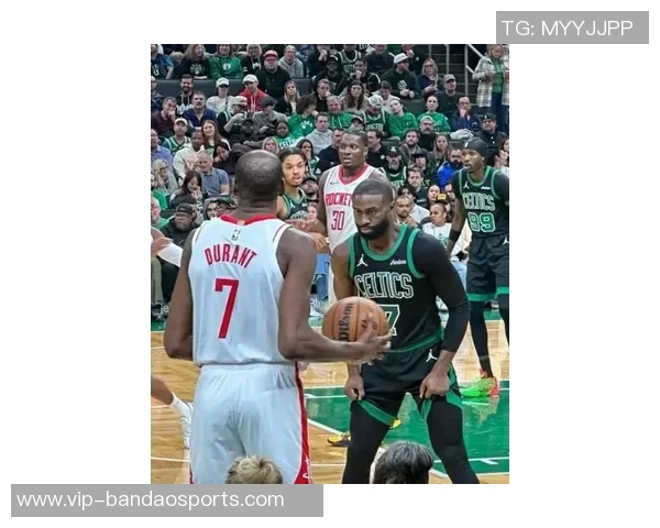 马祖拉赞杰伦布朗下半场表现出色关键进攻篮板助球队逆转胜利